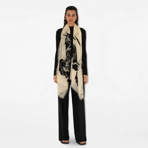 Burberry Black and Cream Wool Scarf - Picture 2 of 14
